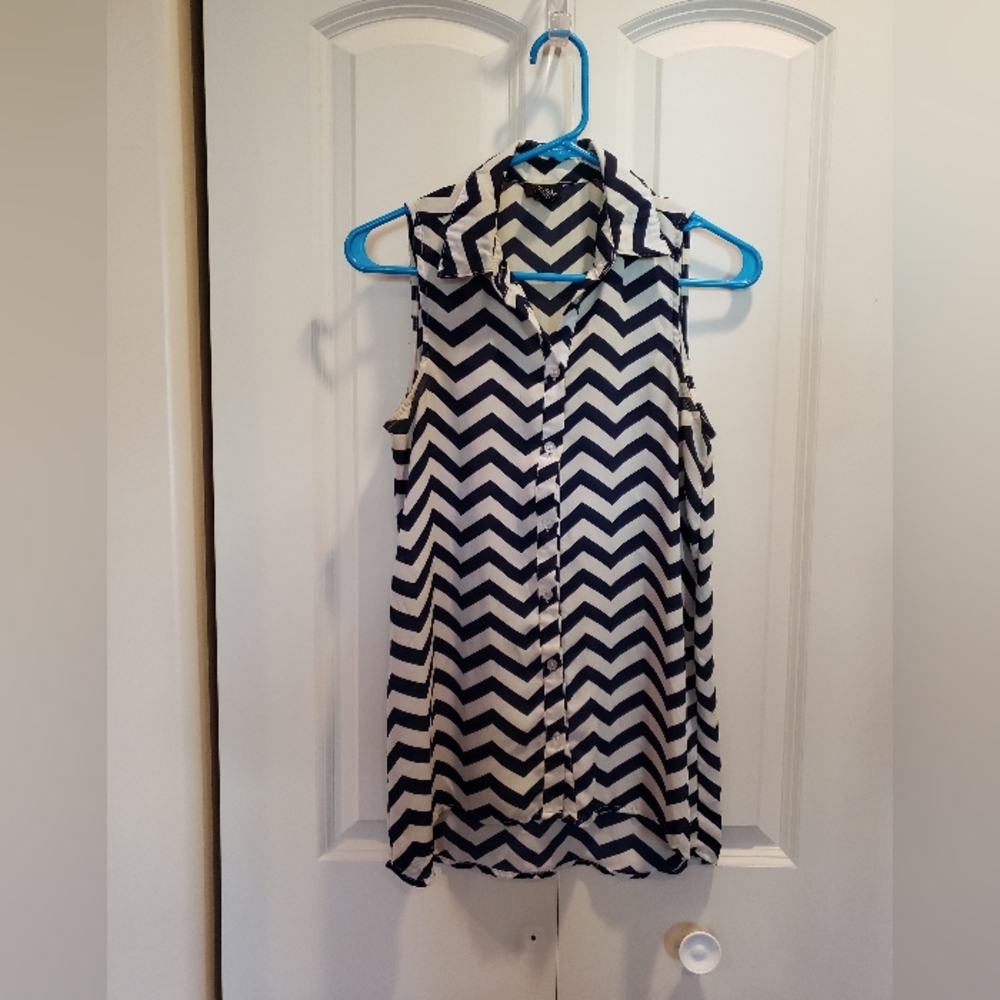 Rue 21 Navy Blue White Zig Zag Sleeveless Button Up Blouse Size S